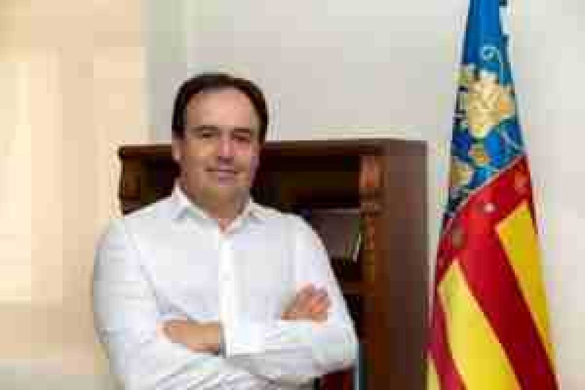 Finestrat • El alcalde sale al paso de las acusaciones del PSPV-PSOE sobre el uso del vehículo que prestaba el servicio de ambulancia