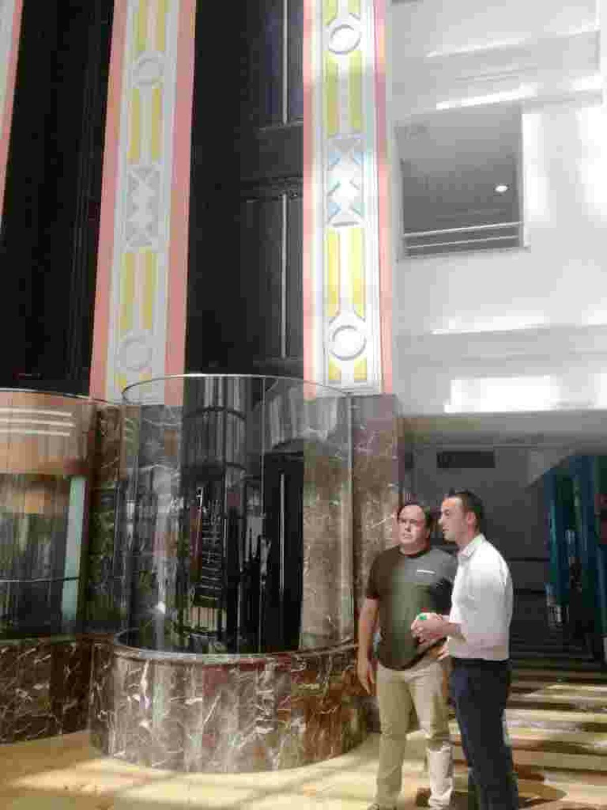 El alcalde de Finestrat visitó el Hotel Tropic de la Cala tras sus recientes obras de renovación