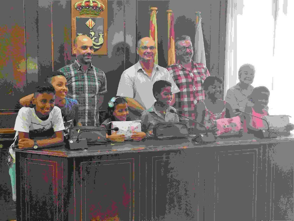 El alcalde recibe a los niños saharauis que pasan el verano con familias de la Vila Joiosa