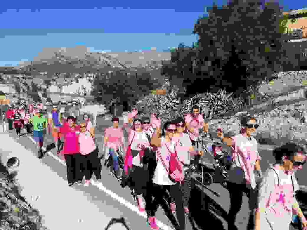 Una marea rosa llenó ayer el entorno natural de Finestrat con motivo de la “marxa solidària contra el càncer de mama”