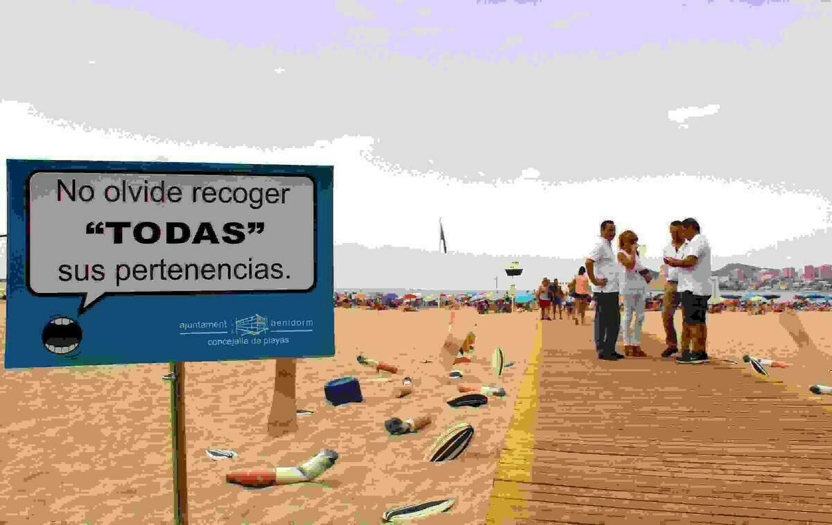 Benidorm recurre a reproducciones a gran escala para evitar que los usuarios dejen residuos en las playas