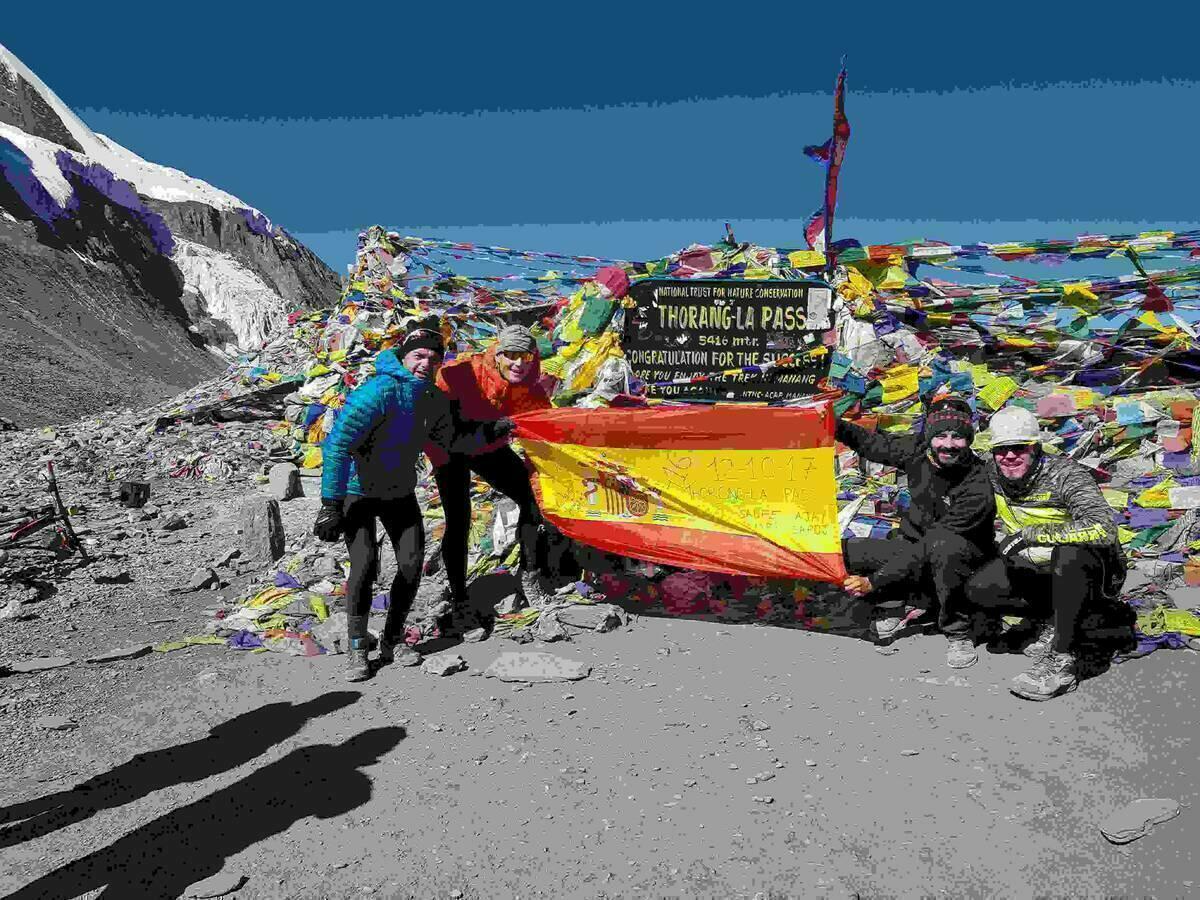 El Ayuntamiento de la Vila recibe a un vilero y  tres ibenses que han coronado uno de los pasos del Himalaya