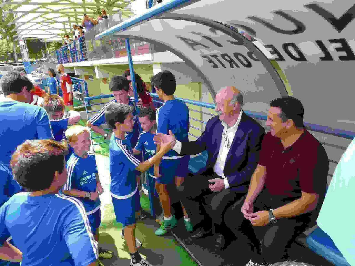 Vicente del Bosque clausura su campus de fútbol en La Nucía 