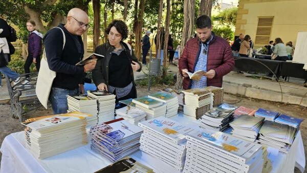 18 autores vileros exponen sus obras literarias en la primera Feria del Libro que se celebra en los jardines del chalet Centella 