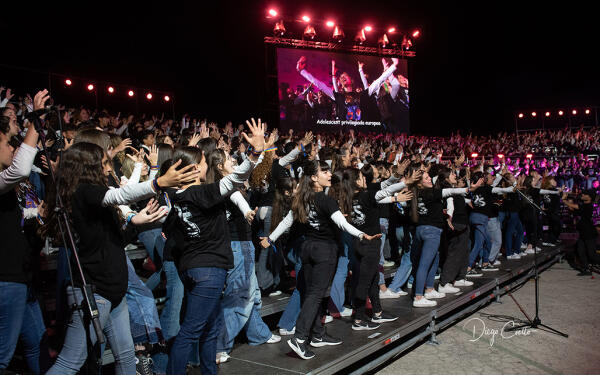 Más de 1.500 alumnos de la Escuela Pública cantan sobre un mismo escenario en Altea