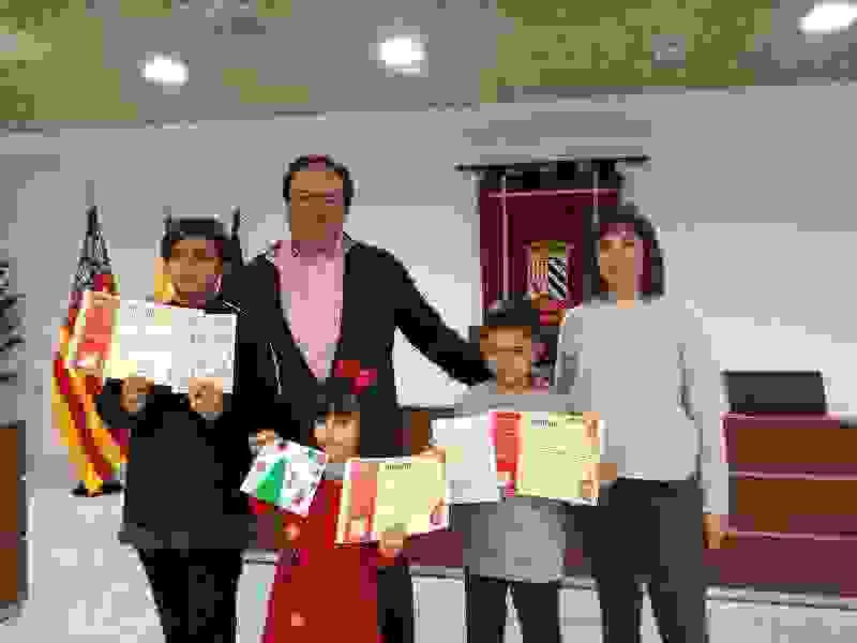Alba Egea Rodríguez, Achilles López y Álex Giner, ganadores del XI Concurso de Postales Navideñas de Finestrat