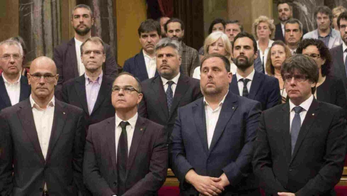 Llarena cierra el sumario del ‘procés’ y suspende como diputados a Puigdemont y Junqueras
