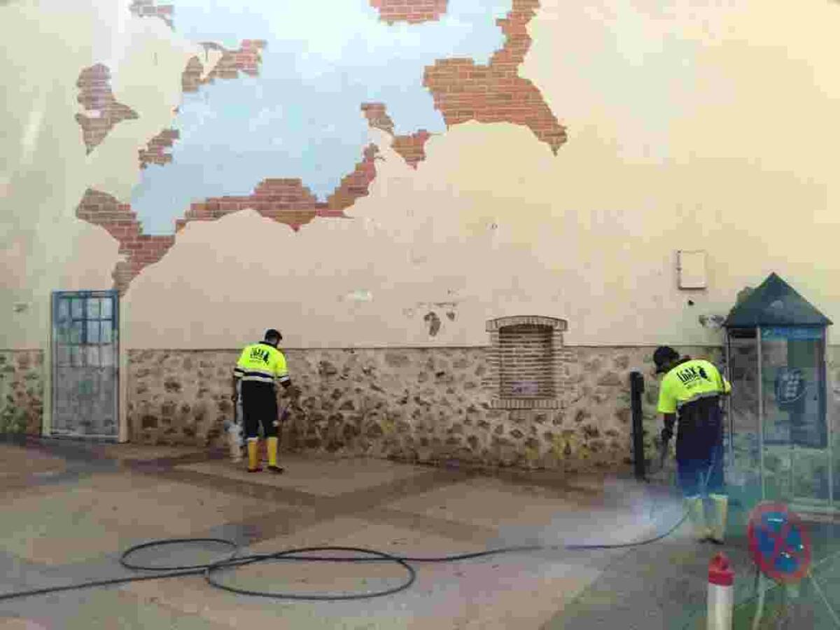 Siguen los trabajos de desincrustación en las aceras de las calles del casco histórico de Finestrat
