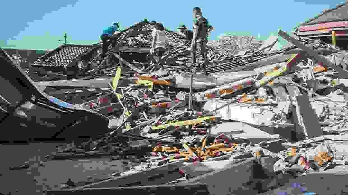 Autoridades indonesias buscan sobrevivientes bajo los escombros 