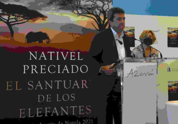 La escritora Nativel Preciado revela en el último Premio Azorín de Novela su pasión por África y los elefantes 
