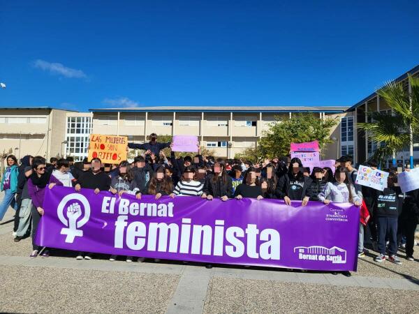 L’IES Bernat de Sarrià es manifesta pel Dia Internacional de les Dones   