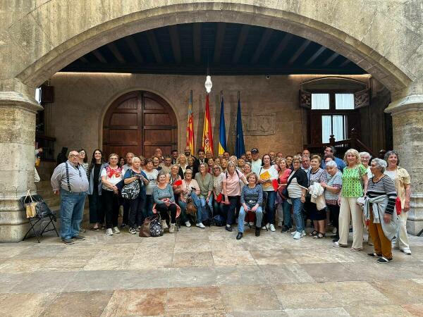 El president Mazón recibe al Grupo 3ª Edad de La Nucía en el Palau de la Generalitat