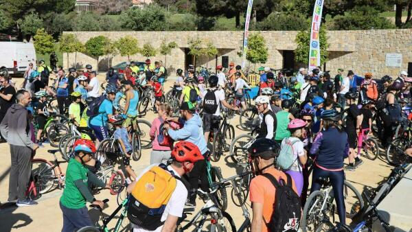 Alrededor de medio millar de personas celebran en Benidorm el ‘Día de la Bicicleta para todos’