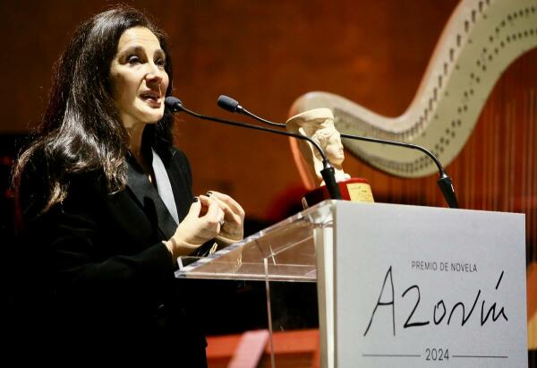 La obra ‘La tierra bajo tus pies’ de la escritora madrileña Cristina López Barrio gana el ‘Premio Azorín de Novela 2024’ 
