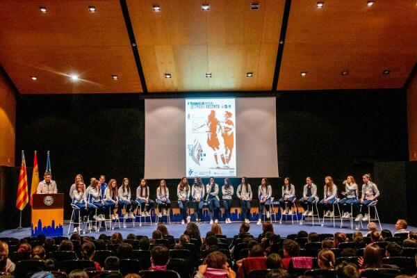 La selección valenciana de  fútbol femenina sub-21 con los estudiantes de Primaria de Benidorm 