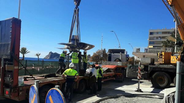 Benidorm y la Armada estrechan lazos con la cesión de la hélice de una corbeta que lucirá en una rotonda de Poniente