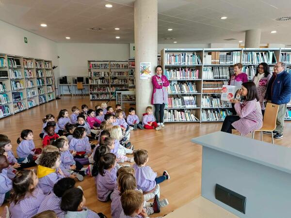 L’Escola El Bressol visitó la Biblioteca con motivo del “Día Internacional del Libro Infantil”
